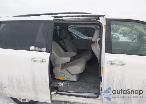 2014 Toyota Sienna Xle V6 8 Passenger z USA, uszkodzony, nr VIN 5TDYK3DC2ES479691